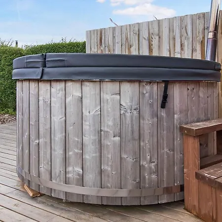 Holiday With Hot Tub Dom wakacyjny Hejls